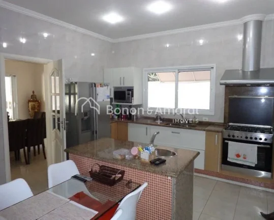 Imagem Lindo sobrado com 394 m² de área construída. A residência possui uma sala ampla para três ambie...