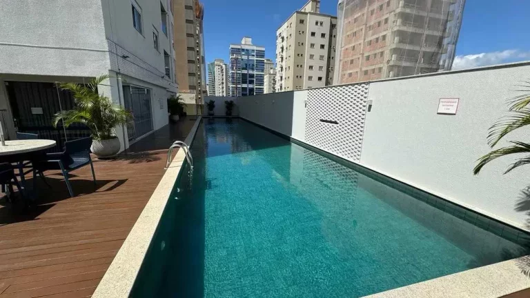 Imagem Apartamento mobiliado com 4 dormitórios sendo 4 suítes e 3 vagas de garagem em Itapema/SC