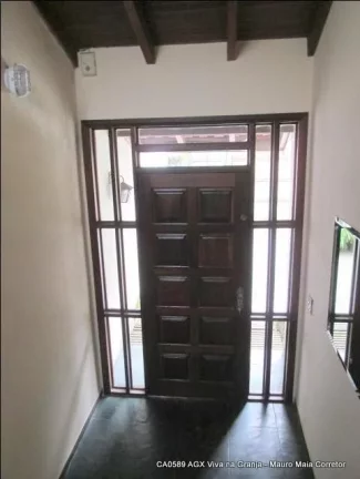 Imagem Casa situada em um bolsão residencial, altura do Km 23 da Raposo Tavares.