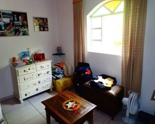 Imagem LINDA CASA EM ÓTIMA LOCALIZAÇÃO, COM SALA, COZINHA, ÁREA DE SERVIÇO, BANHEIRO, 03 QUARTOS, ÁRE...