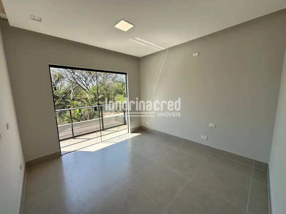 Imagem Casa assobradada à venda com 106m² de área construída, 2 dormitórios (1 suíte), 3 banheiros e 2 vagas de garagem em terreno de 125m².