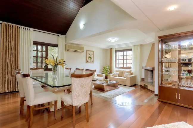 Imagem Casa mobiliada em condomínio fechado com 3 dormitórios sendo 1 suíte e 4 vagas em Curitiba