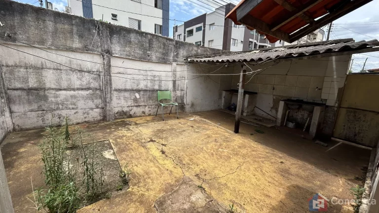 Imagem Terreno de esquina com casa antiga à venda no Bairro São Francisco — Excelente localização em Patos de Minas