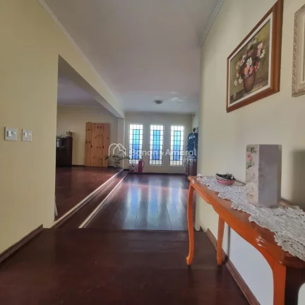 Imagem Encantadora casa em estilo colonial, do tipo sobrado, que une conforto, espaço e charme em cada det...