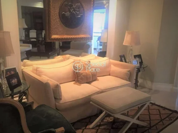 Imagem Ótimo apartamento com 273m² em Moema em rua tranquila. Amplo living para três ambientes com terra...