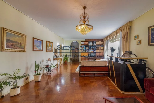 Apartamento charmoso com pé direito alto, ambientes amplos e muito iluminado. Ótima localização ...