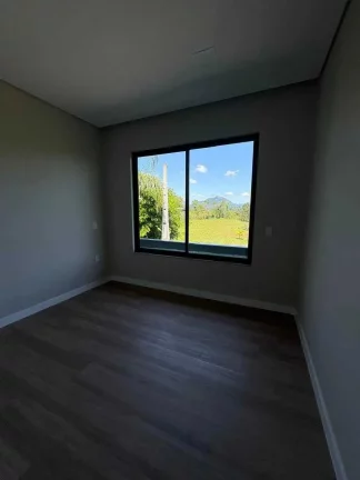 Imagem Casa alto padrão com 3 dormitórios sendo 1 suíte e 2 vagas em Jaraguá do Sul /SC