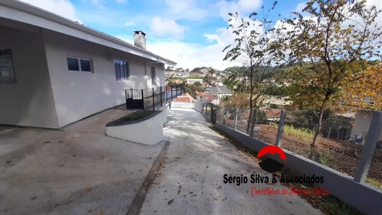 Imagem Casa a Venda na Região de Vila Abernessia, em Campos do Jordão - SP.