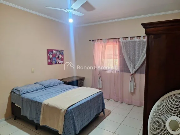 Imagem Belo sobrado em estilo colonial localizado em rua tranquila no Loteamento Caminhos de San Conrado. N...