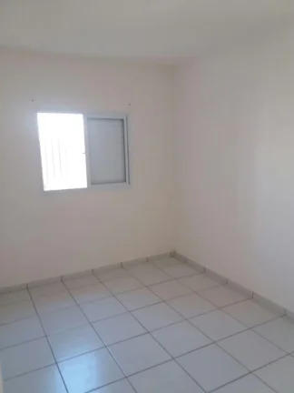 Imagem Casa com 02 dormitórios, sala, cozinha americana, banheiro social com box blindex, lavanderia, quin...