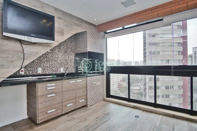 Imagem Excelente apto no Panamby - Área: 184,00m² - Amplo living com pé direito duplo ( persianas automa...