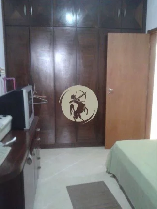 Imagem APARTAMENTO DE FRENTE COM VISTA LIVRE, REPLETO DE ARMÁRIOS COM 1 VAGA DE GARAGEM DEMARCADA.