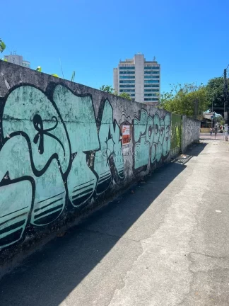 Imagem Terreno Comercial de 700m² para Venda ou Locação em Imbetiba, Macaé-RJ