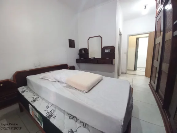 Imagem Casa com 6 dormitórios e a 600m da praia. A venda em Peruíbe