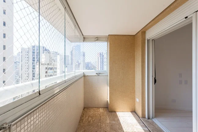 Imagem Apartamento 276M² Reformado, 3Q, 3 Suítes, 3 Banheiros, 4 Vagas, Varanda, Piscina, Academia, Churrasqueira, Salão de Festas, Playground, Split.