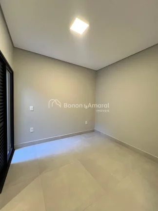 Imagem Encante-se com esta charmosa casa térrea, localizada em um dos condomínios mais tranquilos e bem l...