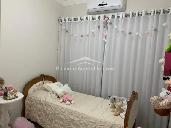 Imagem São 3 dormitórios sendo uma suíte, todos os quartos com ar condicionado.
3 banheiros, 2 salas, 2 ...