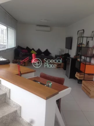Imagem Linda cobertura duplex com 267m2, 3 dormitórios ( 3 suítes ) e 2 vagas na garagem. Excelente distr...