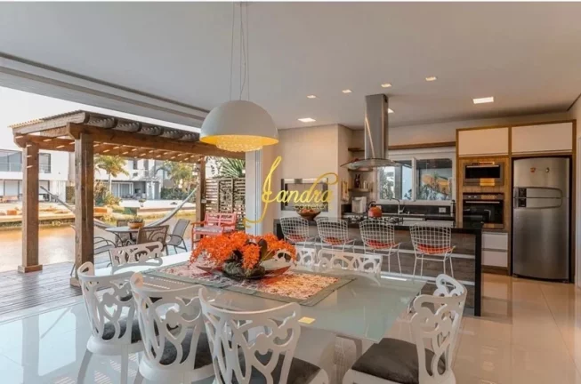 Imagem Casa no condomínio Malibu beira lago com piscina mobiliada e decorada
