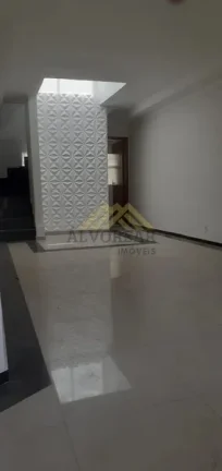 Imagem Sobrado à Venda 3 Dormitórios | 3 Min da Av. Sabará!