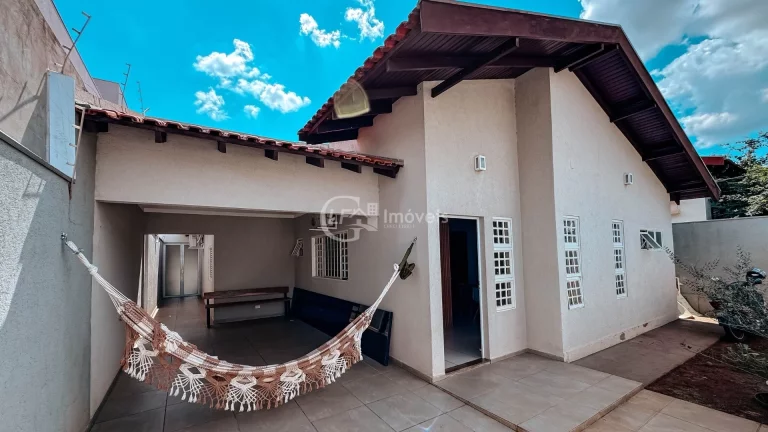 Imagem Imperdível: Casa à venda em Campo Grande-MS no Carandá Bosque II! 3 quartos, 2 suítes, 3 salas, 4 banheiros, 2 vagas, 180,41 m².