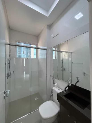 Imagem Apartamento com 3 suítes e 3 vagas de garagem na Meia Praia em Itapema/SC
