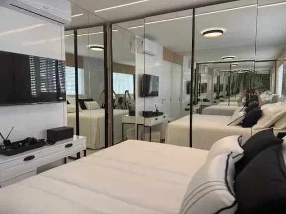 Imagem Apartamento mobiliado com 2 dormitórios e 1 vaga de garagem na Av. Atlântica em Balneário Camboriú