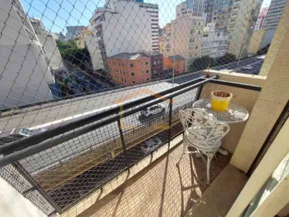 Imagem Apartamento com 3 dormitórios, 1 com sacada, contando com mais 1 dormitório de serviço.
Banheiro ...