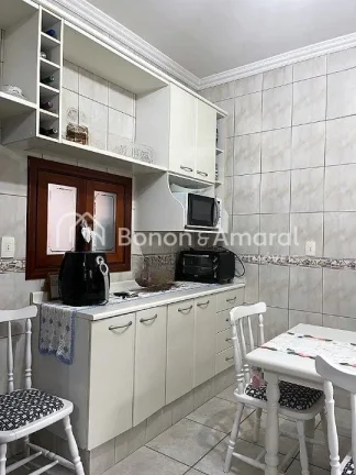 Imagem Esta casa é perfeita para quem busca uma localização privilegiada e segurança para sua família....