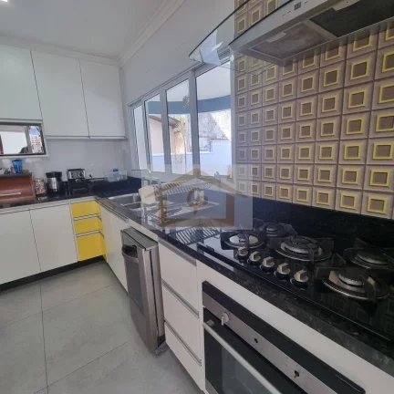 Imagem Linda!!! Casa com 3 quartos sendo Duas Semi Suítes, 4 vagas
