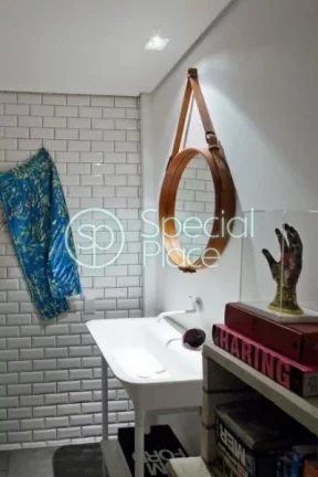 Imagem O apartamento se assemelha a uma casa, mas de um jeito absolutamente atual e urbano, com imensas por...