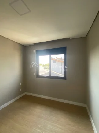 Imagem Localizada a apenas 2 km do centro de Paulínia e a 20 minutos de Campinas, esta casa oferece a comb...