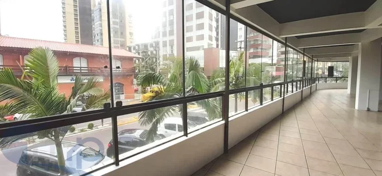 Imagem Sala comercial á venda com 382m² no centro de Torres/RS