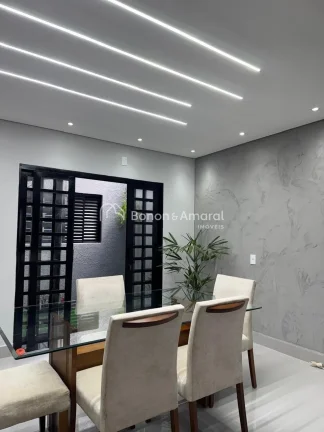 Imagem Linda casa totalmente reformada, localizada na parte alta do bairro, em região tranquila e de excel...