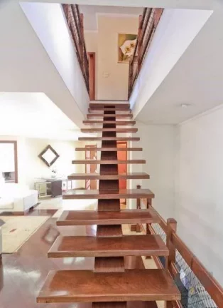 Imagem Casa à venda no City América São Paulo SP com 5 suítes, 8 banheiros e amplo quintal.