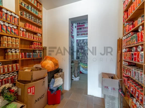Imagem VENDO CASA CIDADE JARDIM - Próximo à Praça Alfredo Volpi. A casa possui 04 suítes sendo uma master e uma suíte com sala íntima, living para três am