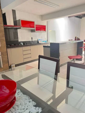 Imagem Casa com 2 dormitórios sendo 2 suítes e 3 vagas de garagem em Balneário Camboriú/SC