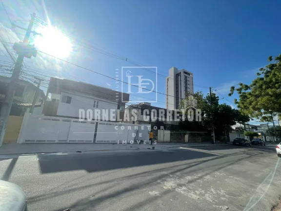 Casa com 2 Suítes na Rua do Shopping - Localização Privilegiada e Conforto Garantido!