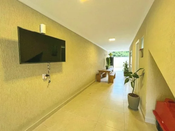 Imagem Charmosa residência no Jardim Paraíso, com 3 suítes, garagem para 5 carros, churrasqueira, cozinha planejada.