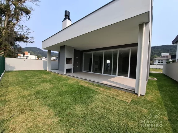 Imagem Casa Alto Padrão! Então você já sonhou em morar lá! Florianópolis ganhou este mágico lugar, o espetacular condomínio fechado. Venha morar no campo do lado da cidade!