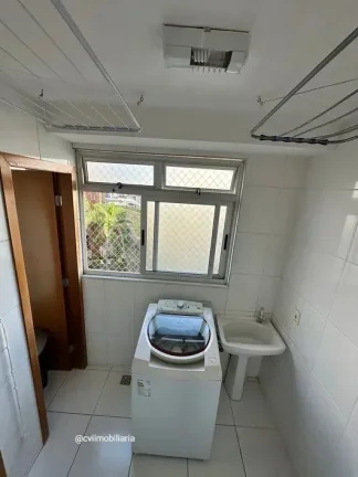 Imagem Amplo e iluminado apartamento com vista frontal para rua e piscina, que conta com sala de estar, sal...
