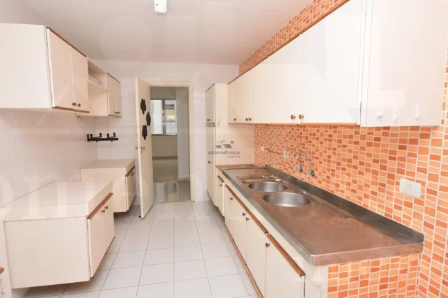 Imagem Apartamento bem distribuído com living para 02 ambientes, janelas grandes proporcionando boa ilumin...