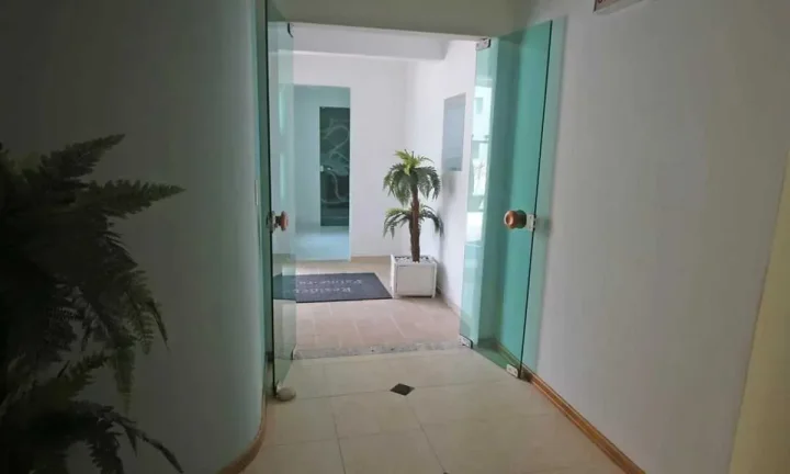 Imagem Apartamento quadra mar com 3 dormitórios sendo 1 suíte e 1 vaga de garagem em Balneário Camboriú/SC
