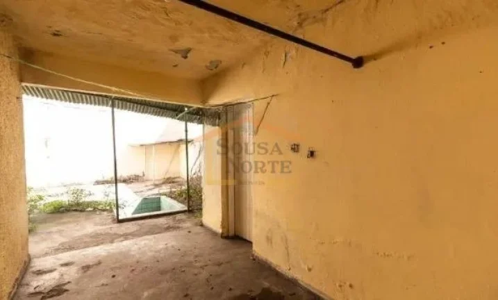 Imagem Sobrado espaçosa com 298m², 3 dormitórios, 2 banheiros e 3 vagas de garagem. Quintal na frente e ...
