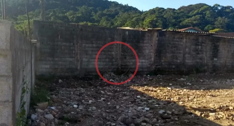 Imagem Terreno de 400 mt ,todo murado, 10x40 em rua asfaltada, perto de toda infra estrutura do bairro. Em Boissucanga.