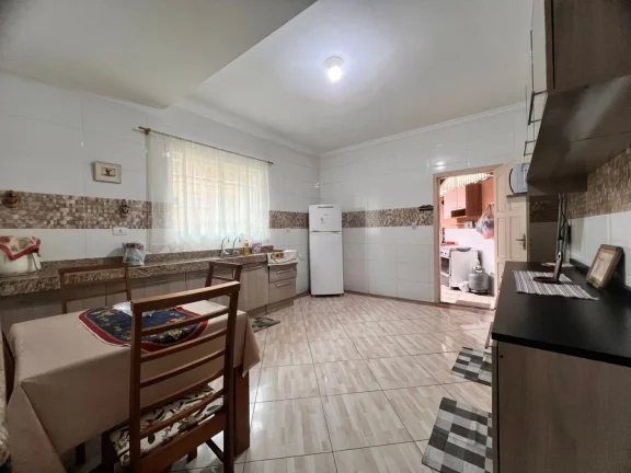 Imagem Casa para Venda em Praia Grande, Caiçara, 3 dormitórios, 2 suítes, 2 banheiros, 2 vagas