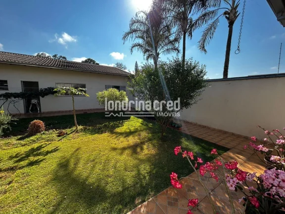 Imagem Imóvel com 500m² de terreno e 189m² construídos, 3 quartos (2 suítes), sala 2 ambientes, edícula 62m², garagem 4 carros, quintal e jardim