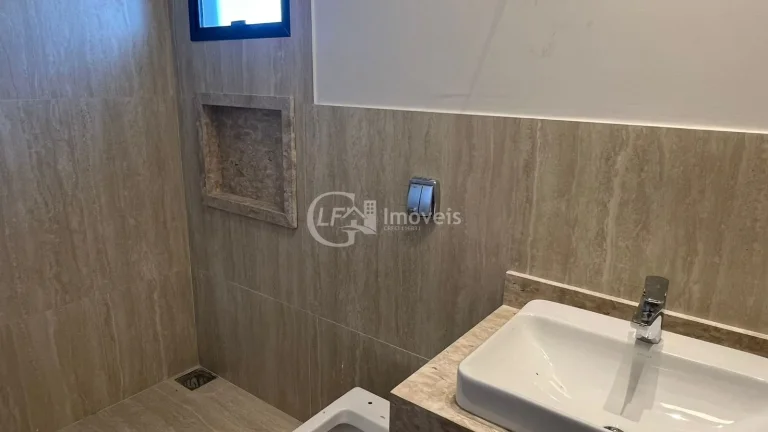 Imagem Casa em Condomínio à Venda em Campo Grande-MS - Residencial Damha III: 3 Quartos, 3 Suítes, 3 Salas, 5 Banheiros, 6 Vagas, 280m².