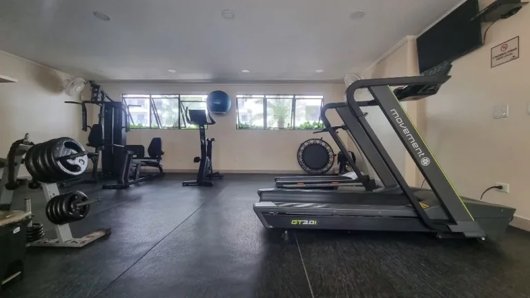 Imagem APARTAMENTO AMPLO REFORMADO COM 2 VAGAS DE GARAGEM LAZER NO PRÉDIO