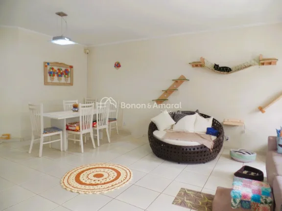 Imagem Ótima localização no bairro!
Casa muito agradável, com 3 quartos, sendo 1 suíte, com closet.
Sa...